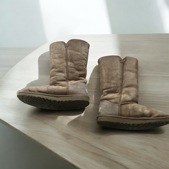 UGG Bailey Button Triplet Sheepskin Suede Girls Wool Chestnut brown Boots Sz 4 - Picture 3 of 3